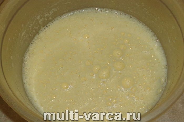 Шарлотка з яблуками та мандаринами в мультиварці