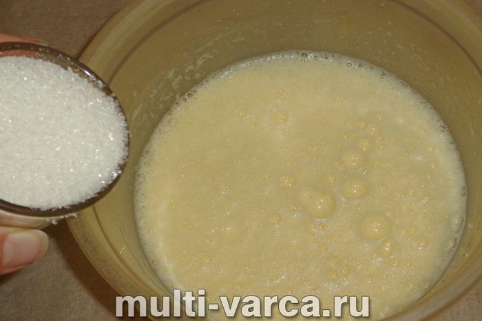 Шарлотка з яблуками та мандаринами в мультиварці