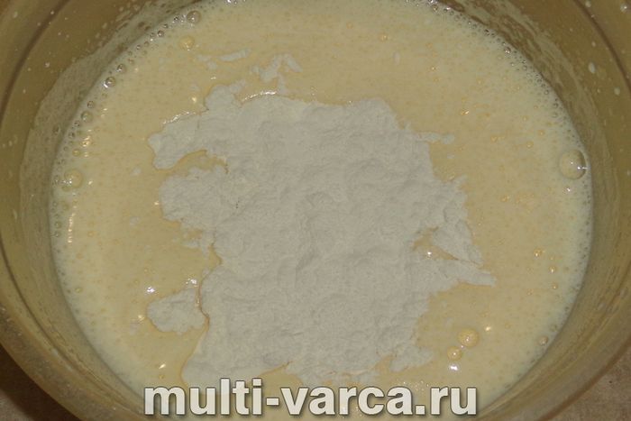 Шарлотка з яблуками та мандаринами в мультиварці