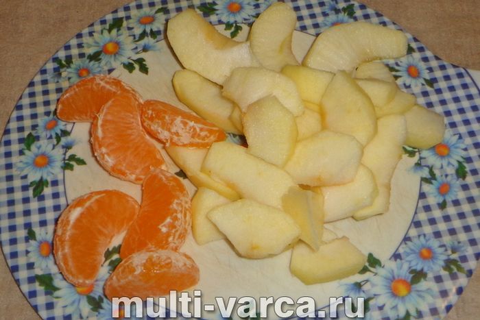 Шарлотка з яблуками та мандаринами в мультиварці