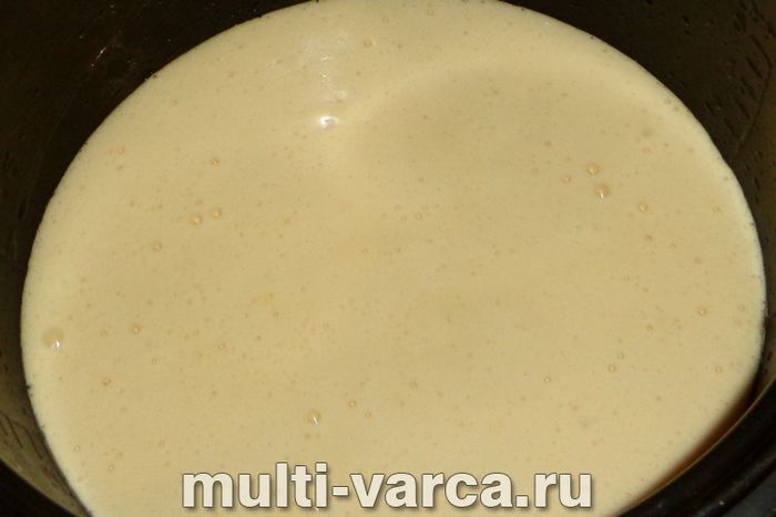 Шарлотка з яблуками та мандаринами в мультиварці