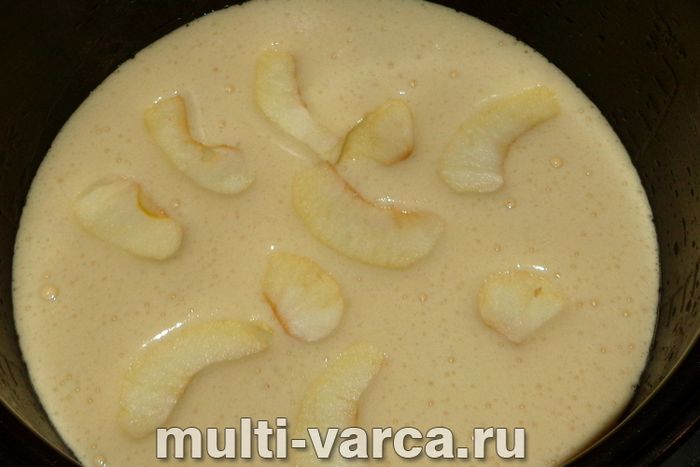 Шарлотка з яблуками та мандаринами в мультиварці