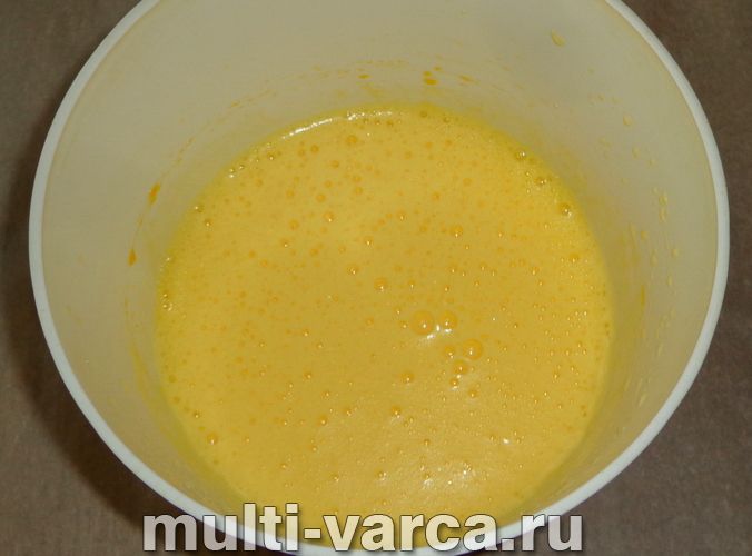 Шарлотка з ревенем у мультиварці