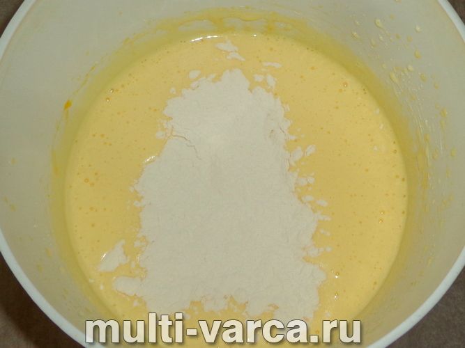 Шарлотка з ревенем у мультиварці
