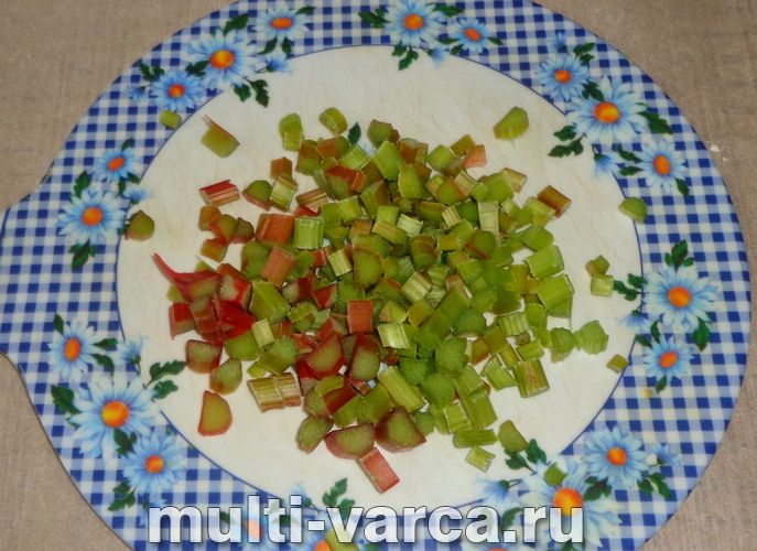 Шарлотка з ревенем у мультиварці