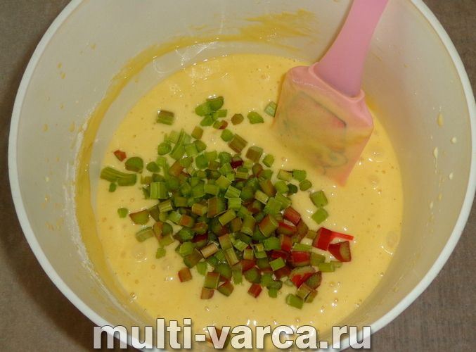 Шарлотка з ревенем у мультиварці