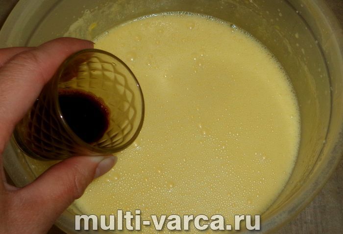 Швидкий кавовий пиріг на кефірі в мультиварці