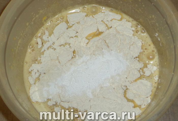 Швидкий кавовий пиріг на кефірі в мультиварці