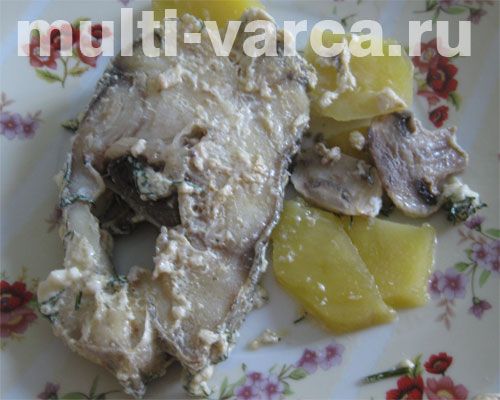 Смачна запечена риба з картоплею та грибами