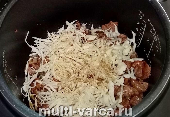 Свинина з капустою в мультиварці