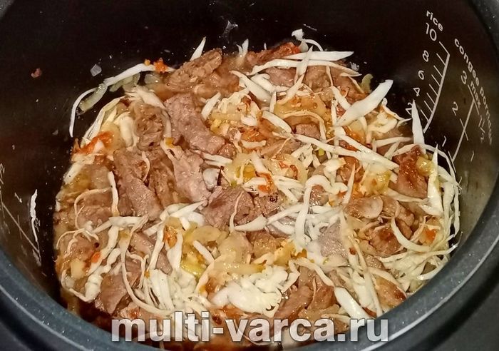Свинина з капустою в мультиварці