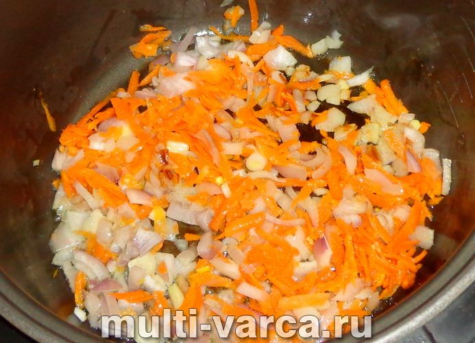 Тушкована капуста з сардельками в мультиварці