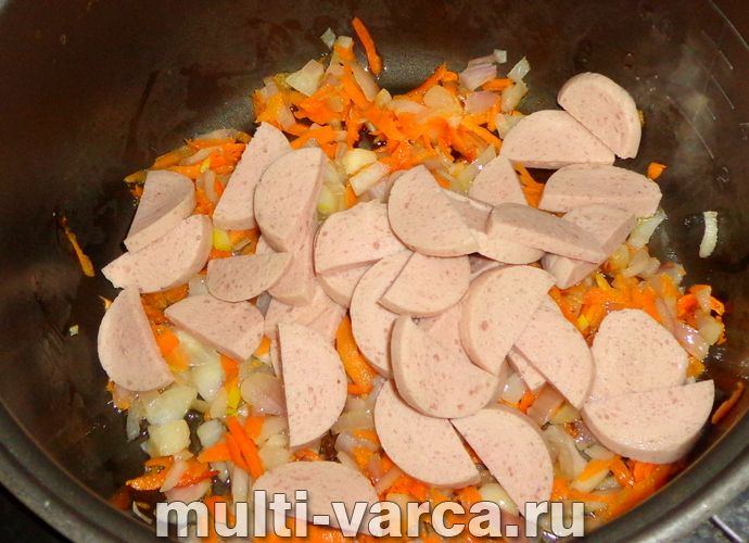 Тушкована капуста з сардельками в мультиварці