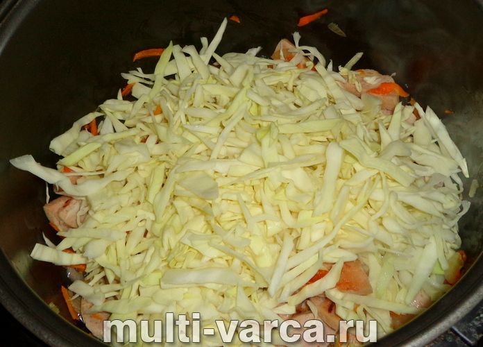 Тушкована капуста з сардельками в мультиварці