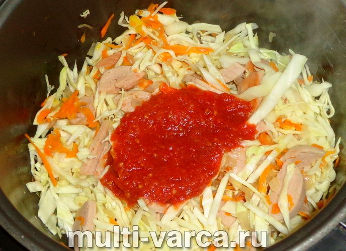 Тушкована капуста з сардельками в мультиварці