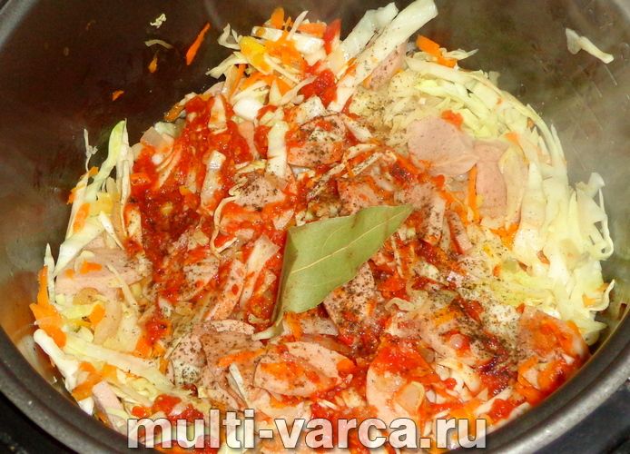 Тушкована капуста з сардельками в мультиварці