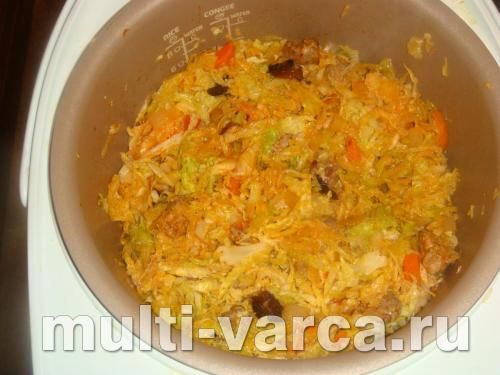 Тушкована савойська капуста зі свининою та чорносливом у мультиварці