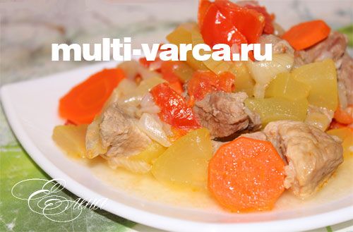 Тушкована свинина з кабачками та овочами