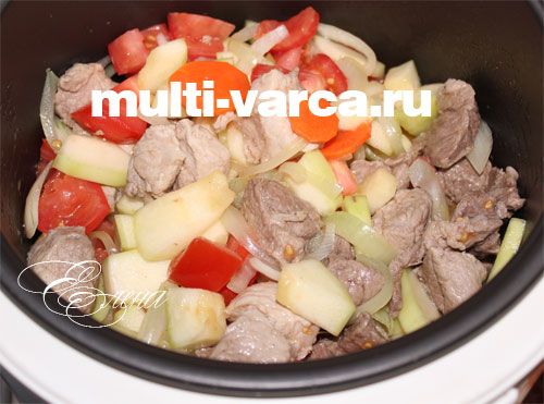 Тушкована свинина з кабачками та овочами