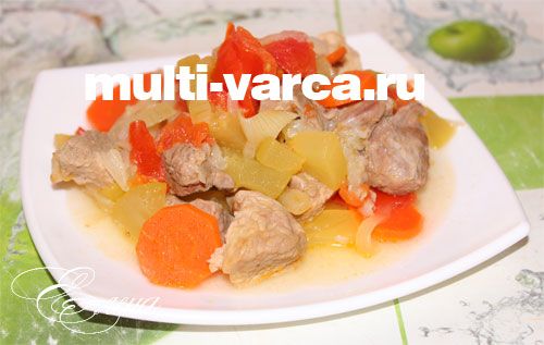Тушкована свинина з кабачками та овочами