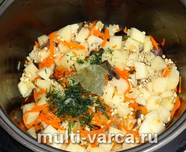 Грибний суп із перловкою в мультиварці