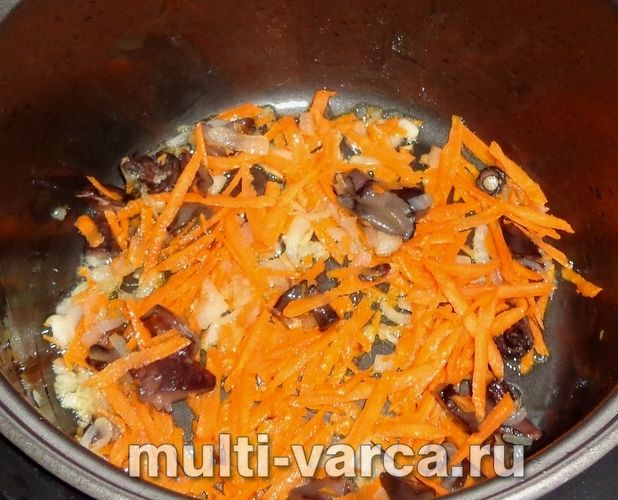 Грибний суп із перловкою в мультиварці