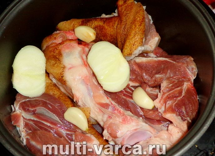 Холодець зі свинячої рульки в мультиварці