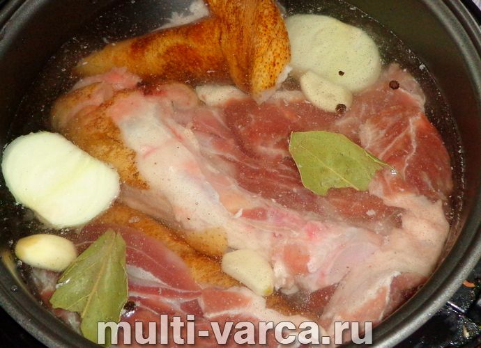 Холодець зі свинячої рульки в мультиварці