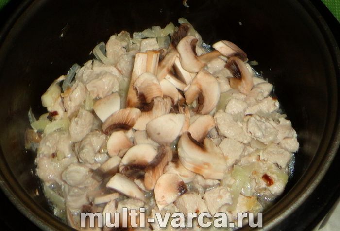 Індичка з грибами та картоплею в мультиварці