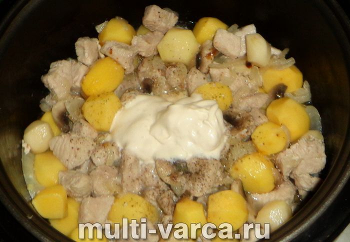Індичка з грибами та картоплею в мультиварці
