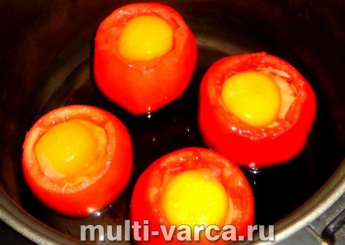 Яйця в помідорах у мультиварці