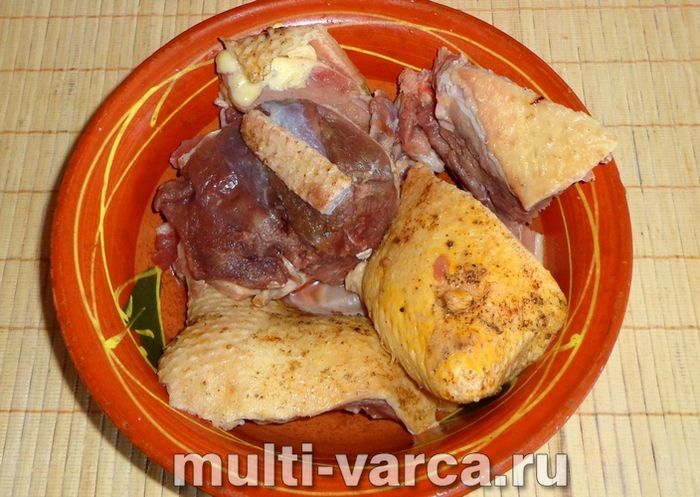 Качка з картоплею в мультиварці