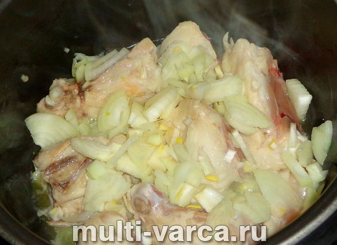 Курка з картоплею в сметані в мультиварці