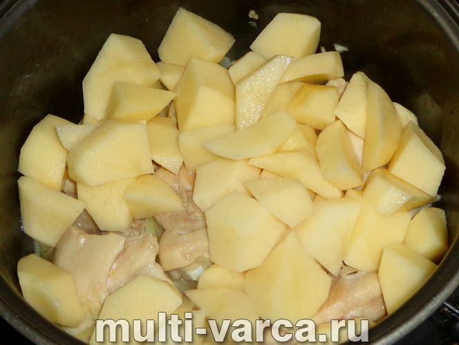 Курка з картоплею в сметані в мультиварці