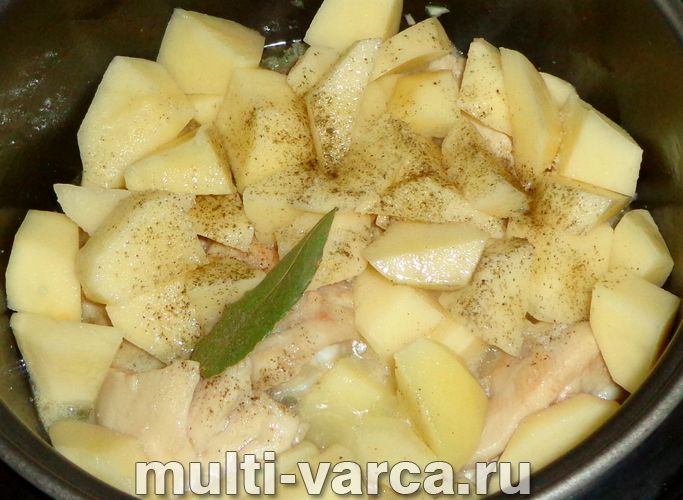 Курка з картоплею в сметані в мультиварці