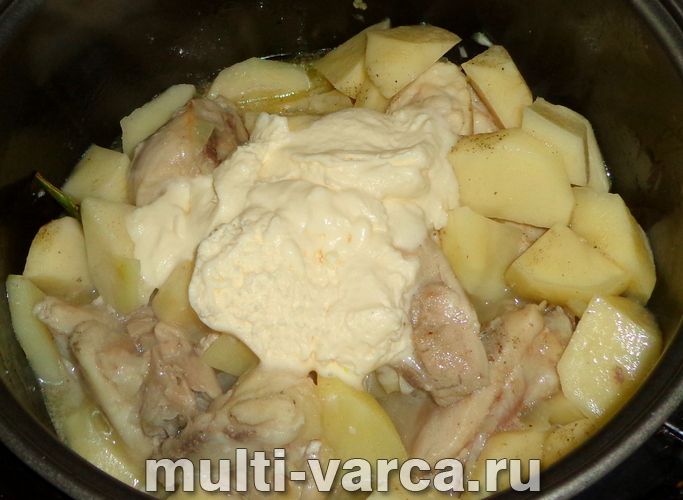Курка з картоплею в сметані в мультиварці