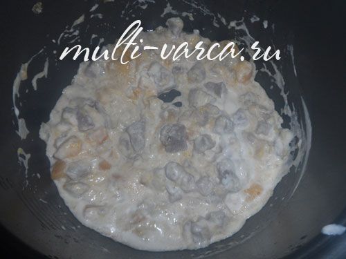 М'ясо свинини з гарбузом, тушковане в сметанному соусі в мультиварці