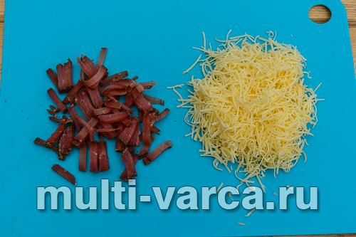 Омлет із начинкою з м'ясо-ковбасних виробів і сиру