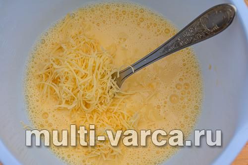 Омлет із начинкою з м'ясо-ковбасних виробів і сиру