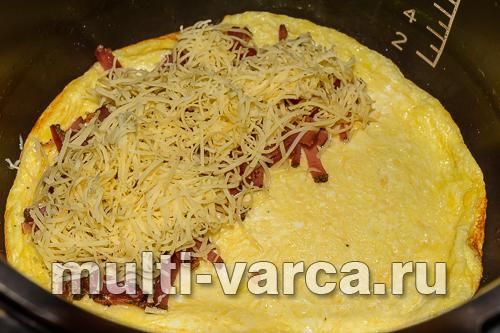 Омлет із начинкою з м'ясо-ковбасних виробів і сиру