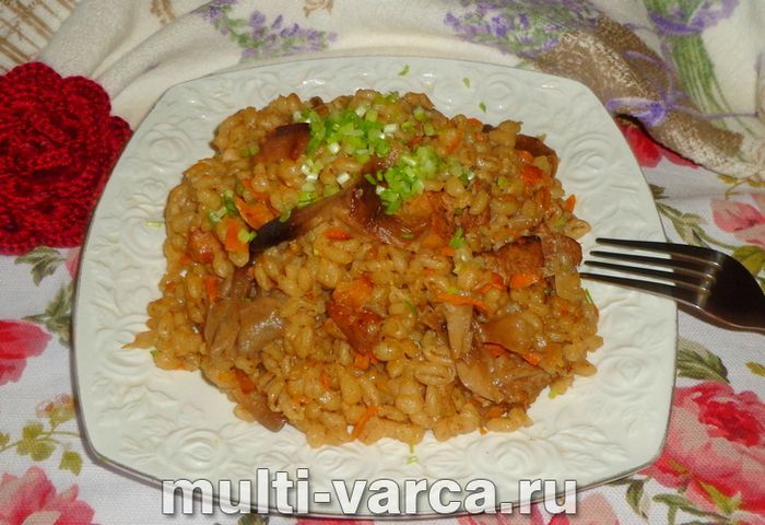 Перловка з м'ясом і грибами в мультиварці