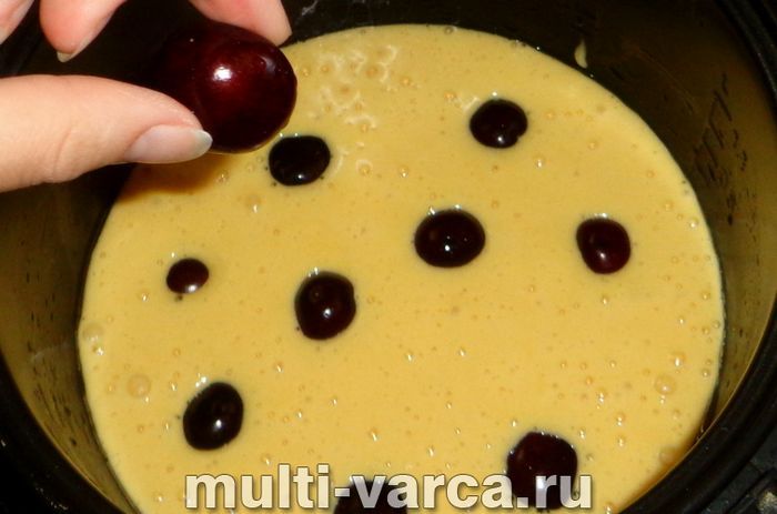 Пиріг із черешнею в мультиварці