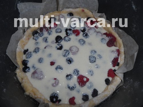 Пиріг із малиною, ожиною, чорною смородиною зі сметанною заливкою