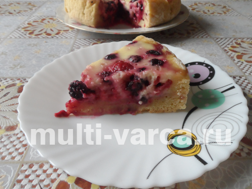 Пиріг із малиною, ожиною, чорною смородиною зі сметанною заливкою