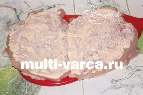 Рулет із курки з яйцем і цибулею в мультиварці