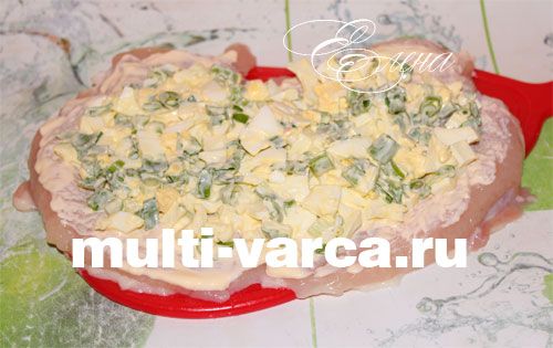 Рулет із курки з яйцем і цибулею в мультиварці