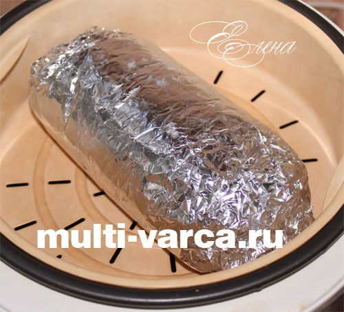 Рулет із курки з яйцем і цибулею в мультиварці
