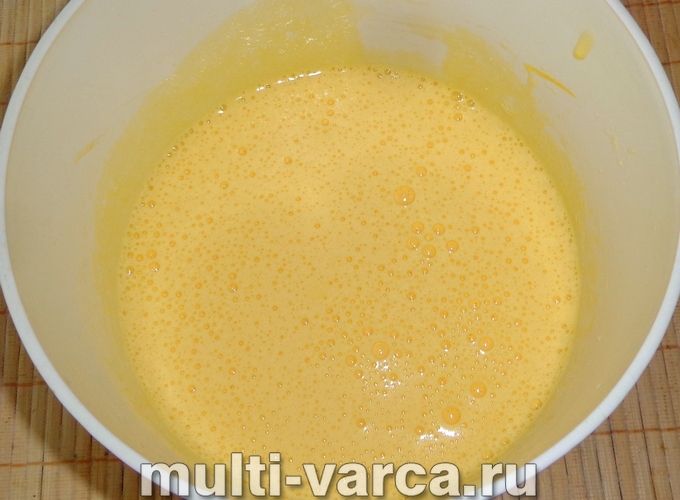 Шоколадна шарлотка з яблуками в мультиварці