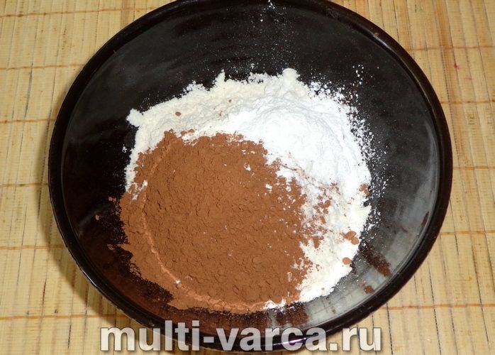Шоколадна шарлотка з яблуками в мультиварці