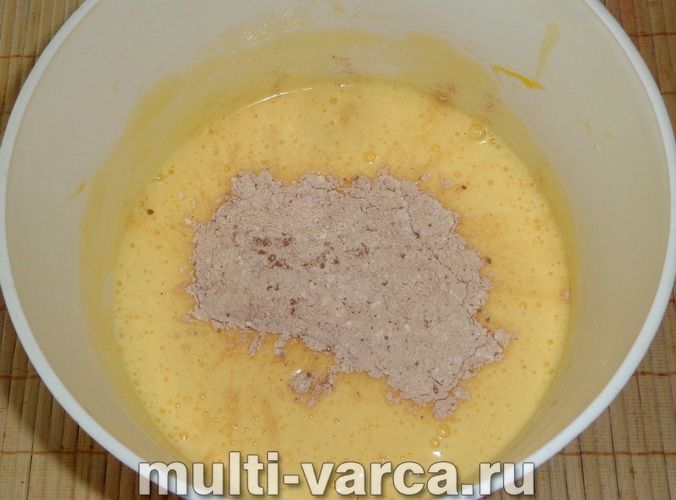 Шоколадна шарлотка з яблуками в мультиварці